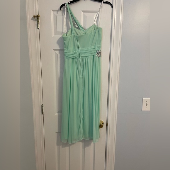 Mint green midi dress perfect for any occasion. - Picture 2 of 4